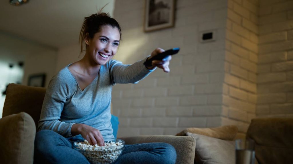 Mujer ve la tele el 22 de abril