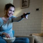 Mujer ve la tele el 22 de abril