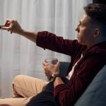 Hombre ve la tele el 4 de abril