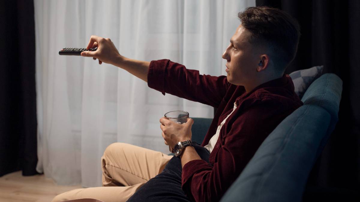 Hombre ve la tele el 4 de abril