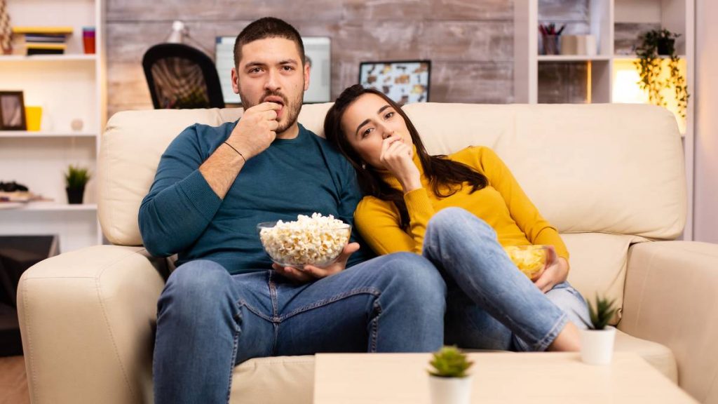 Pareja ve la tele el 5 de abril