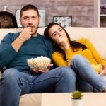 Pareja ve la tele el 5 de abril