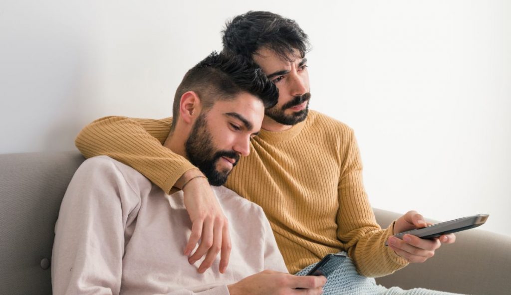 Pareja ve la tele el 6 de abril