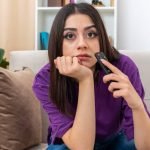 Mujer ve la tele el 7 de abril