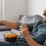 Hombre ve la tele el 10 de mayo