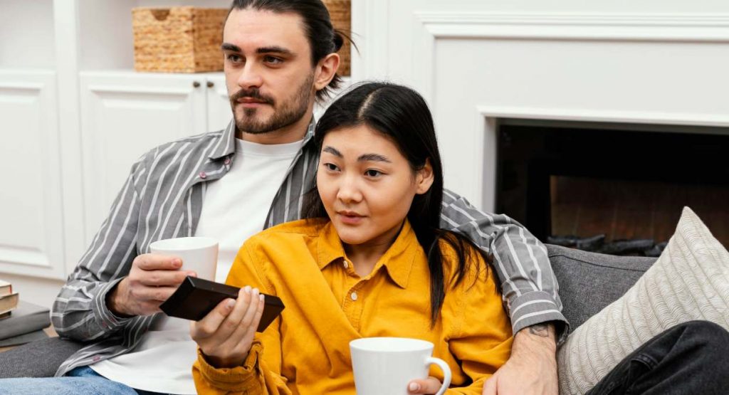 Pareja ve la tele el 13 de mayo