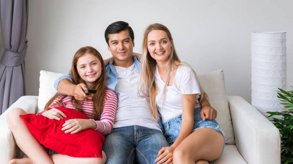 Familia ve la tele el 17 de mayo