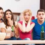 Amigos ven la tele el 20 de mayo