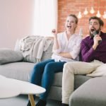 Pareja ve la tele el 24 de mayo