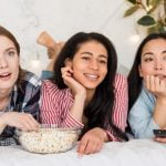 Amigas ven la tele el 25 de mayo