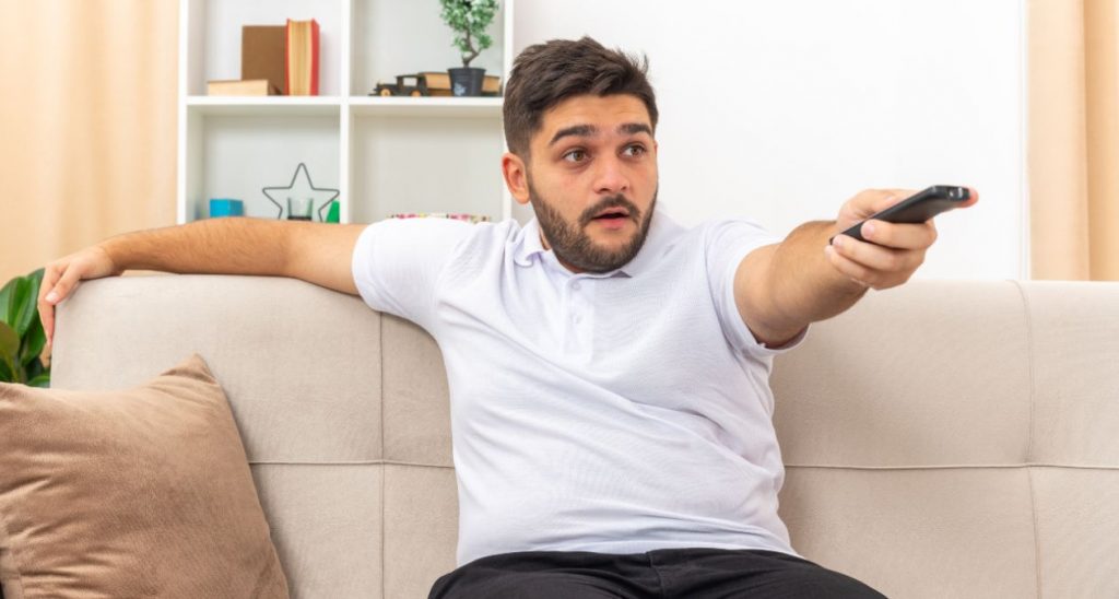 Hombre ve la tele el 27 de mayo