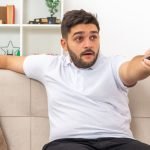 Hombre ve la tele el 27 de mayo