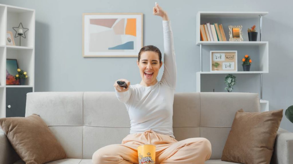 Mujer ve la tele el 3 de mayo