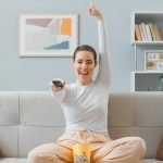 Mujer ve la tele el 3 de mayo
