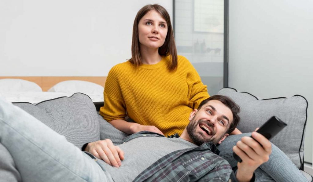 Pareja ve la tele el 6 de mayo