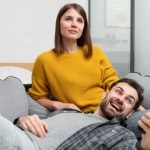 Pareja ve la tele el 6 de mayo
