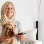 Mujer ve la tele el 9 de mayo