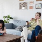 Familia ve la tele el 10 de junio
