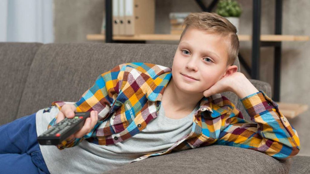 Niño ve la tele el 12 de junio