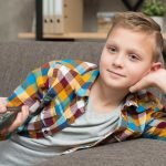 Niño ve la tele el 12 de junio