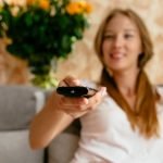 Mujer ve la tele el 13 de junio