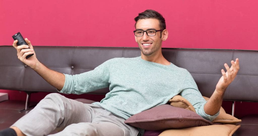 Hombre ve la tele el 14 de junio