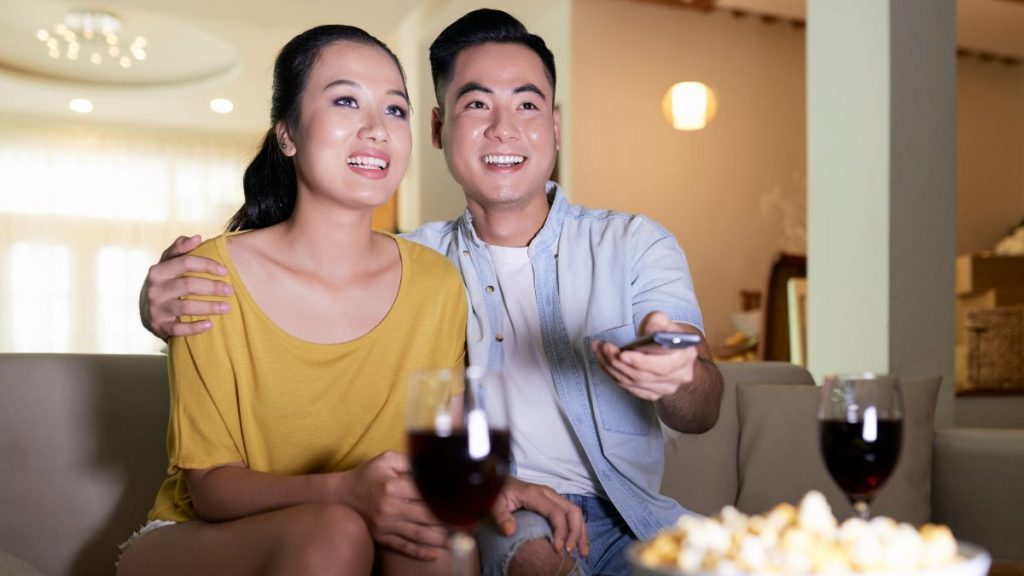 Pareja ve la tele el 15 de junio