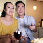 Pareja ve la tele el 15 de junio