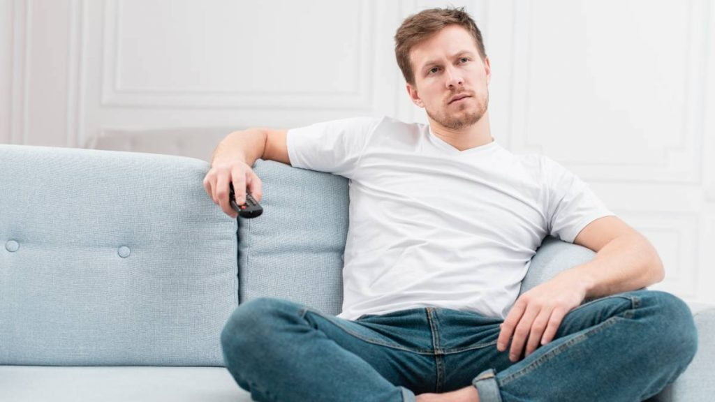 Hombre ve la tele el 16 de junio