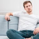 Hombre ve la tele el 16 de junio