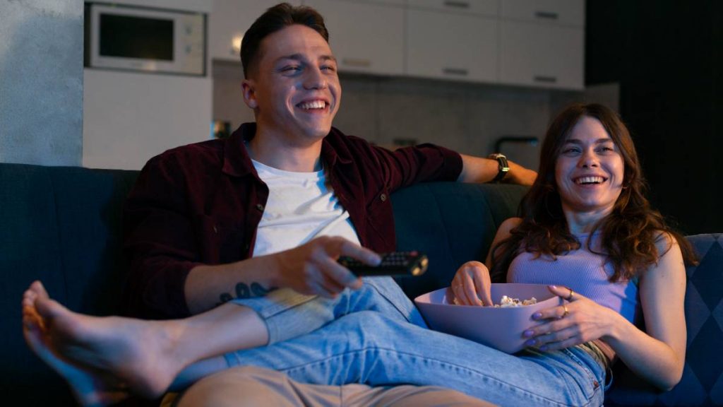 Pareja ve la tele el 17 de junio