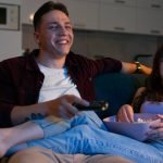 Pareja ve la tele el 17 de junio