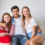 Familia ve la tele el 18 de junio
