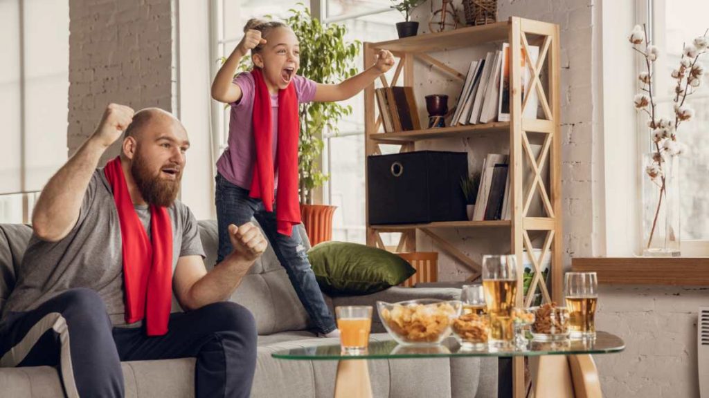 Padre e hija ven la tele el 2 de junio