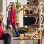 Padre e hija ven la tele el 2 de junio