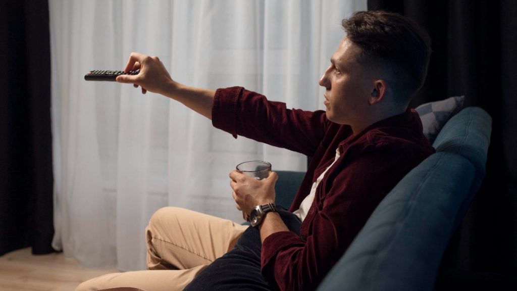 Hombre ve la tele el 20 de junio