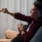 Hombre ve la tele el 20 de junio
