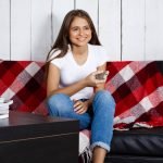 Mujer ve la tele el 3 de junio