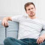 Hombre ve la tele el 4 de junio