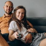 Pareja ve la tele el 5 de junio
