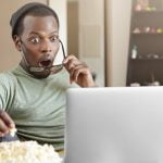 Hombre ve la tele el 6 de junio