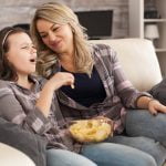 Madre e hija ven la tele el 7 de junio