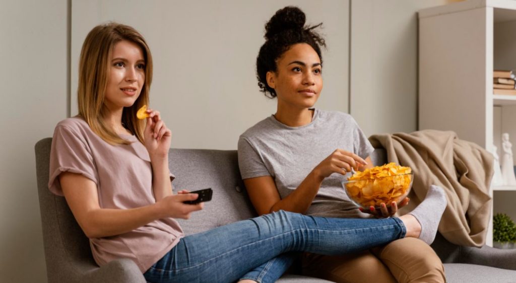 Pareja ve la tele el 8 de junio