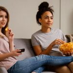 Pareja ve la tele el 8 de junio
