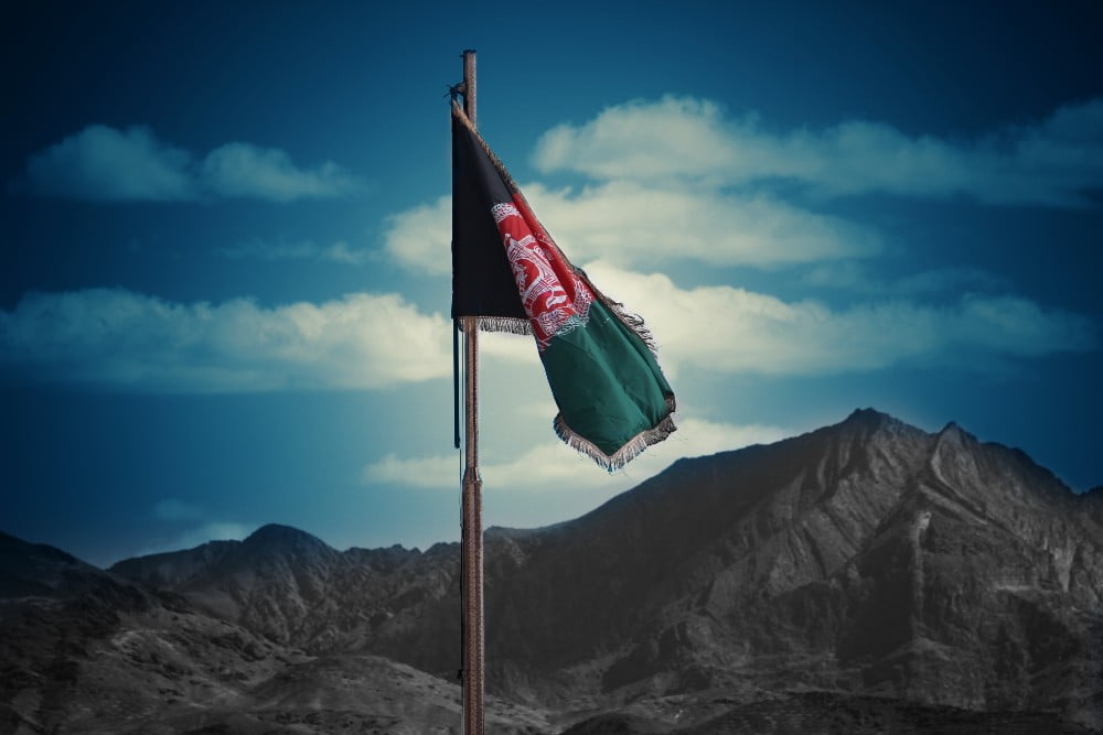 La bandera de AfganistÃ¡n, un paÃ­s ahora gobernado por el talibÃ¡n
