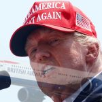 Una gorra de MAGA causó la expulsión de dos mujeres estadounidenses de un vuelo en Londres